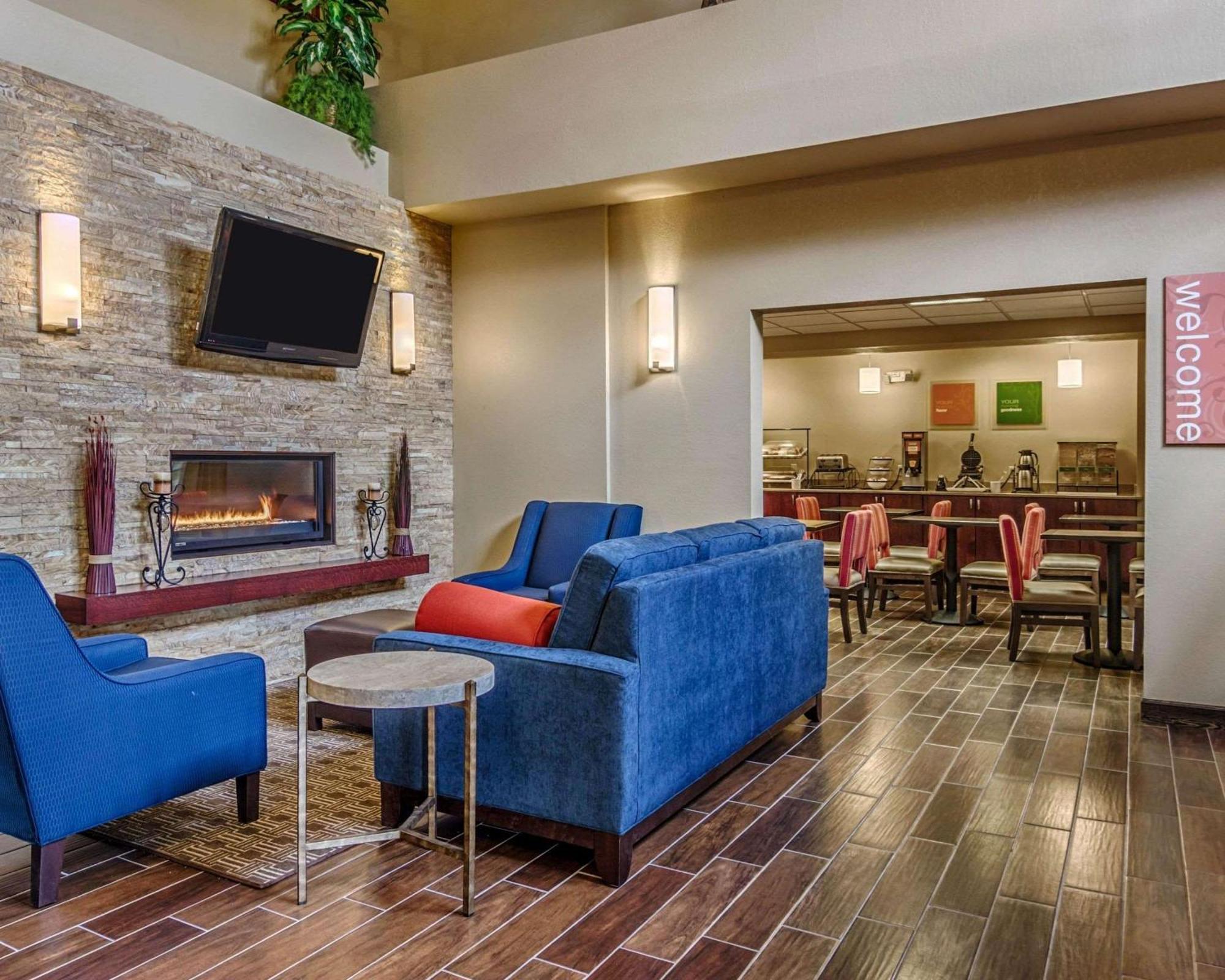 Comfort Inn & Suites Grafton-Cedarburg Buitenkant foto