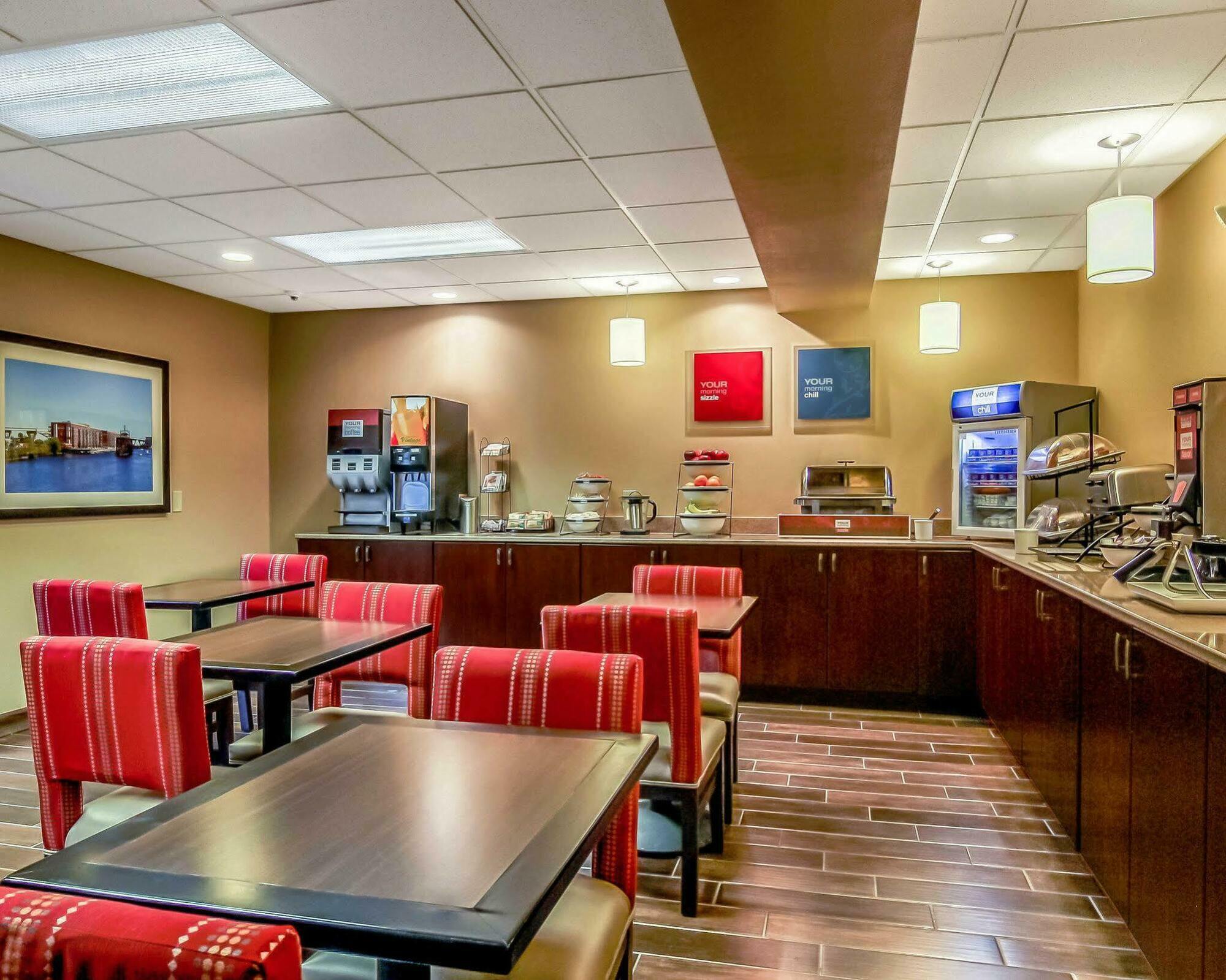 Comfort Inn & Suites Grafton-Cedarburg Buitenkant foto