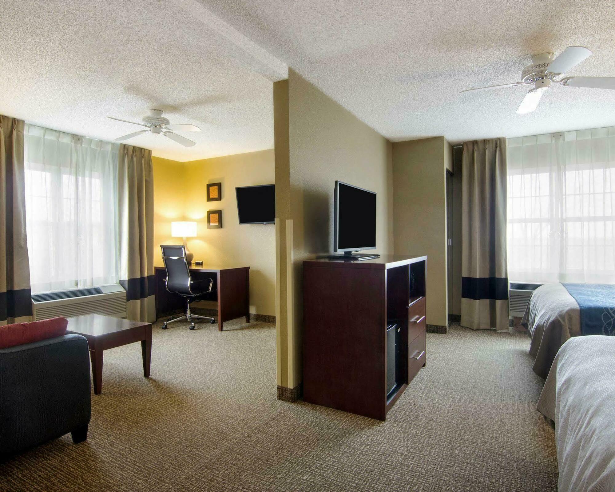 Comfort Inn & Suites Grafton-Cedarburg Buitenkant foto