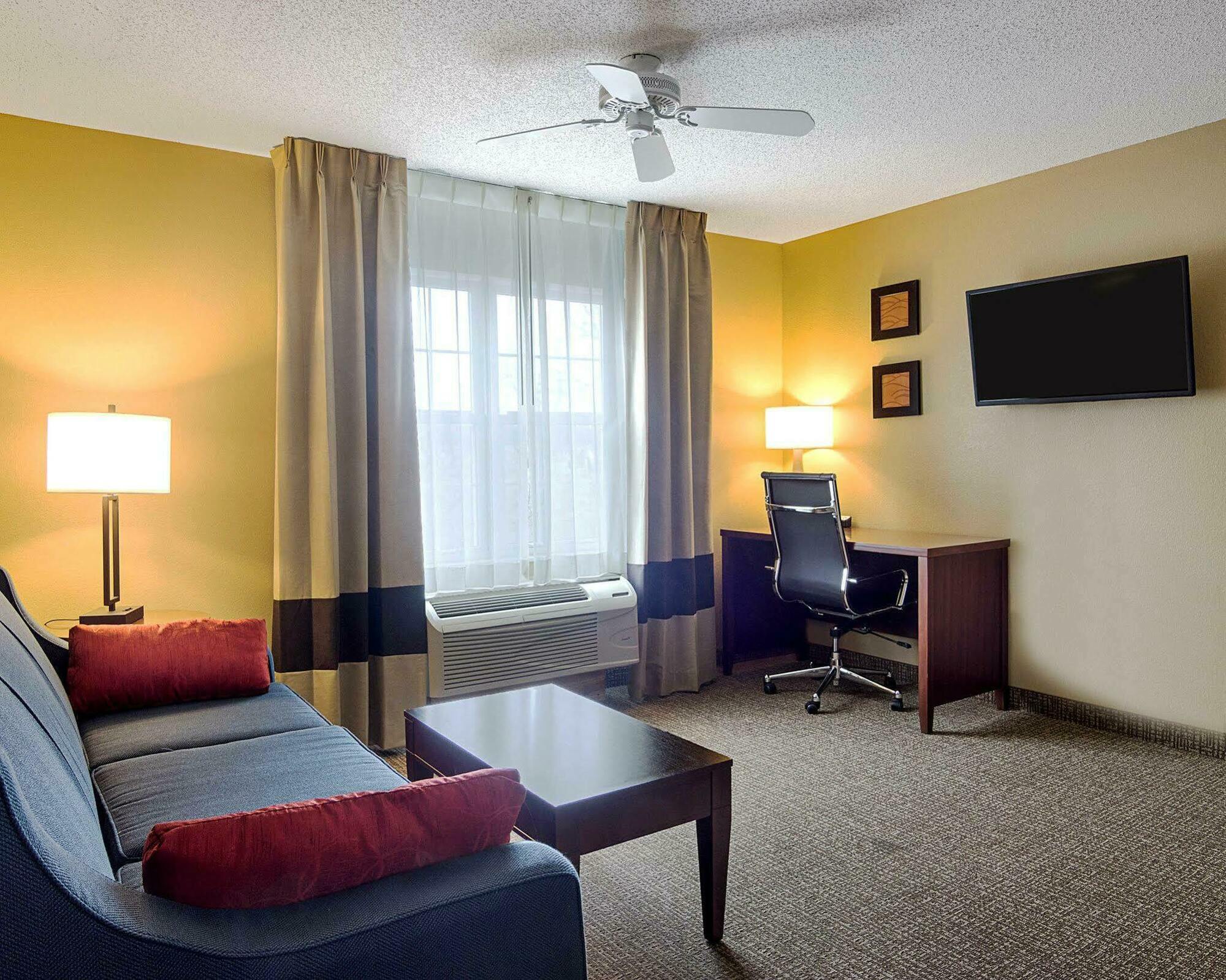 Comfort Inn & Suites Grafton-Cedarburg Buitenkant foto