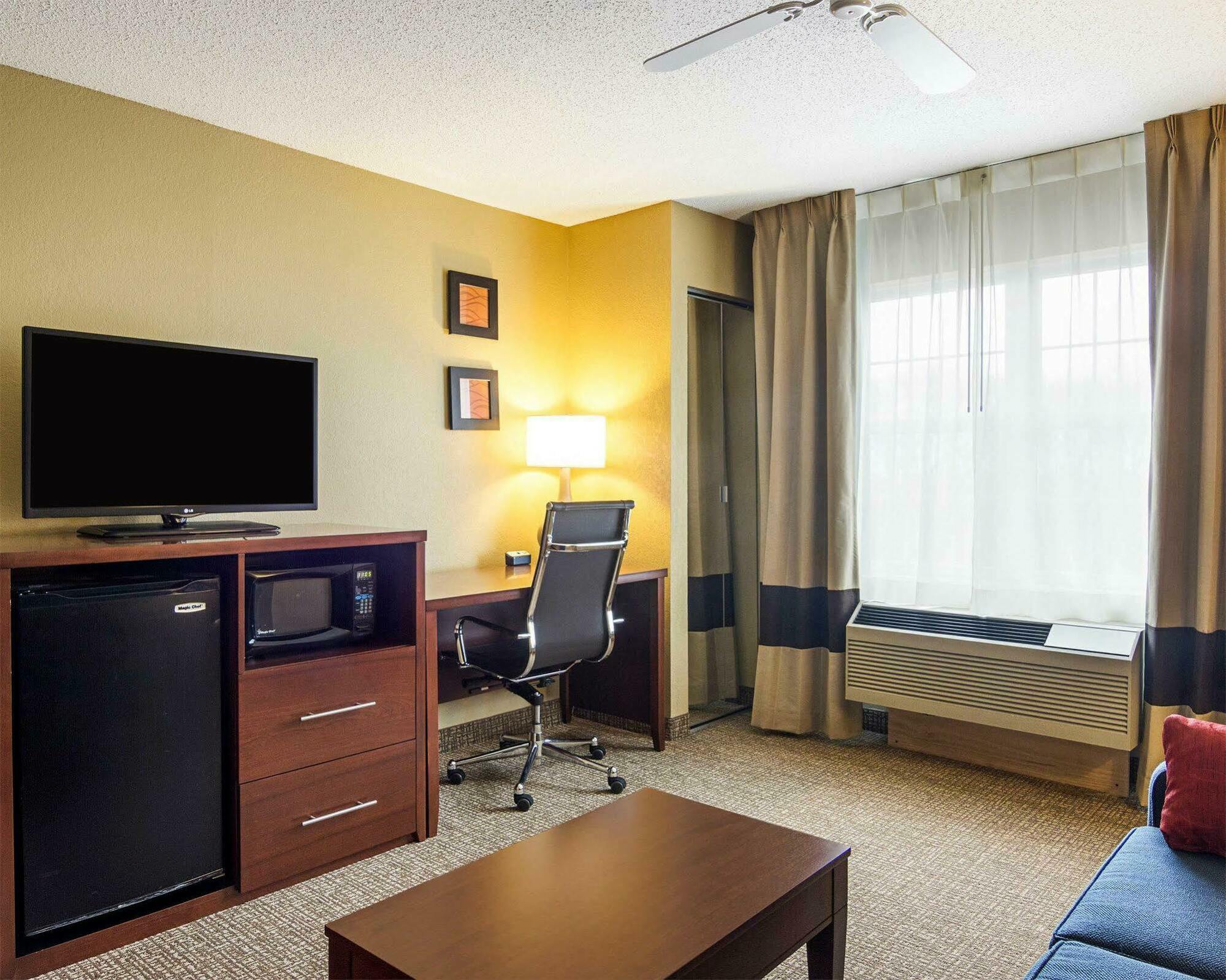 Comfort Inn & Suites Grafton-Cedarburg Buitenkant foto