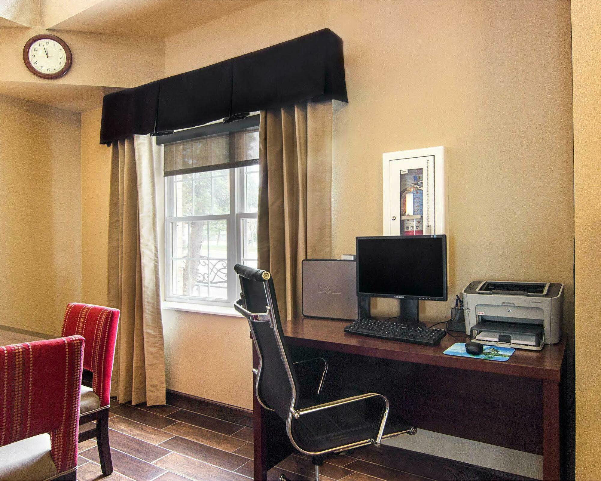 Comfort Inn & Suites Grafton-Cedarburg Buitenkant foto